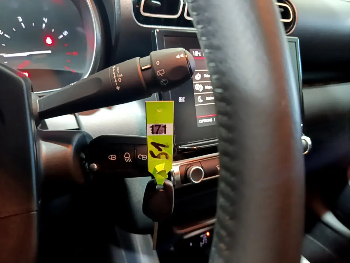 Vue rapprochée de l’intérieur de la Citroën C3 Aircross 2019, volant cuir et écran tactile visible derrière.