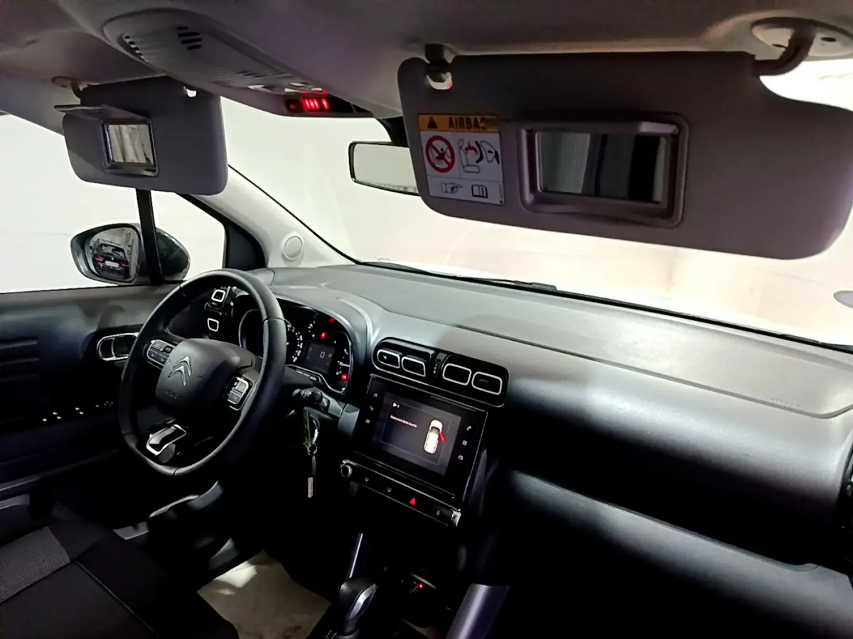 Intérieur avant droit du Citroën C3 Aircross blanc, tableau de bord avec écran tactile et volant multifonctions cuir.
