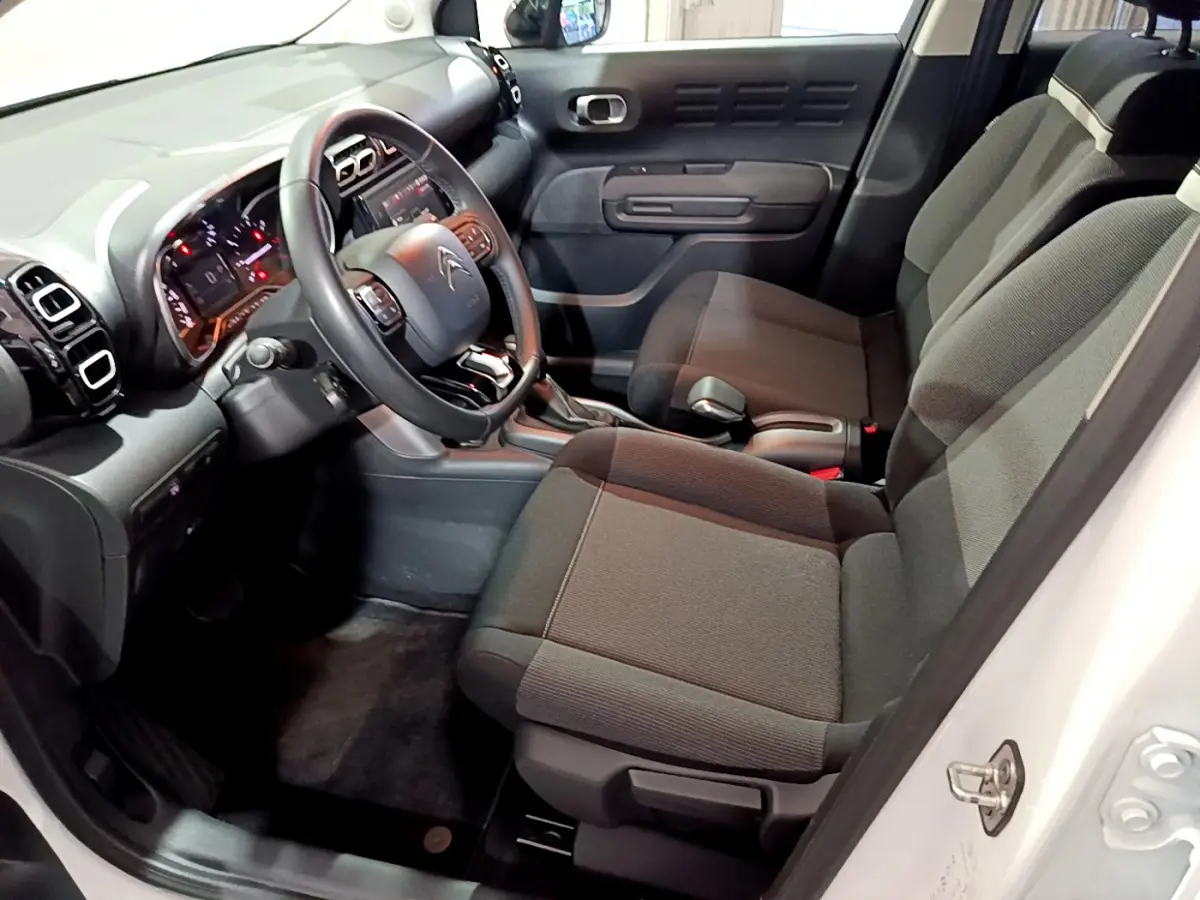 Intérieur avant droit du Citroën C3 Aircross blanc 2019, volant cuir et tableau de bord avec écran tactile.