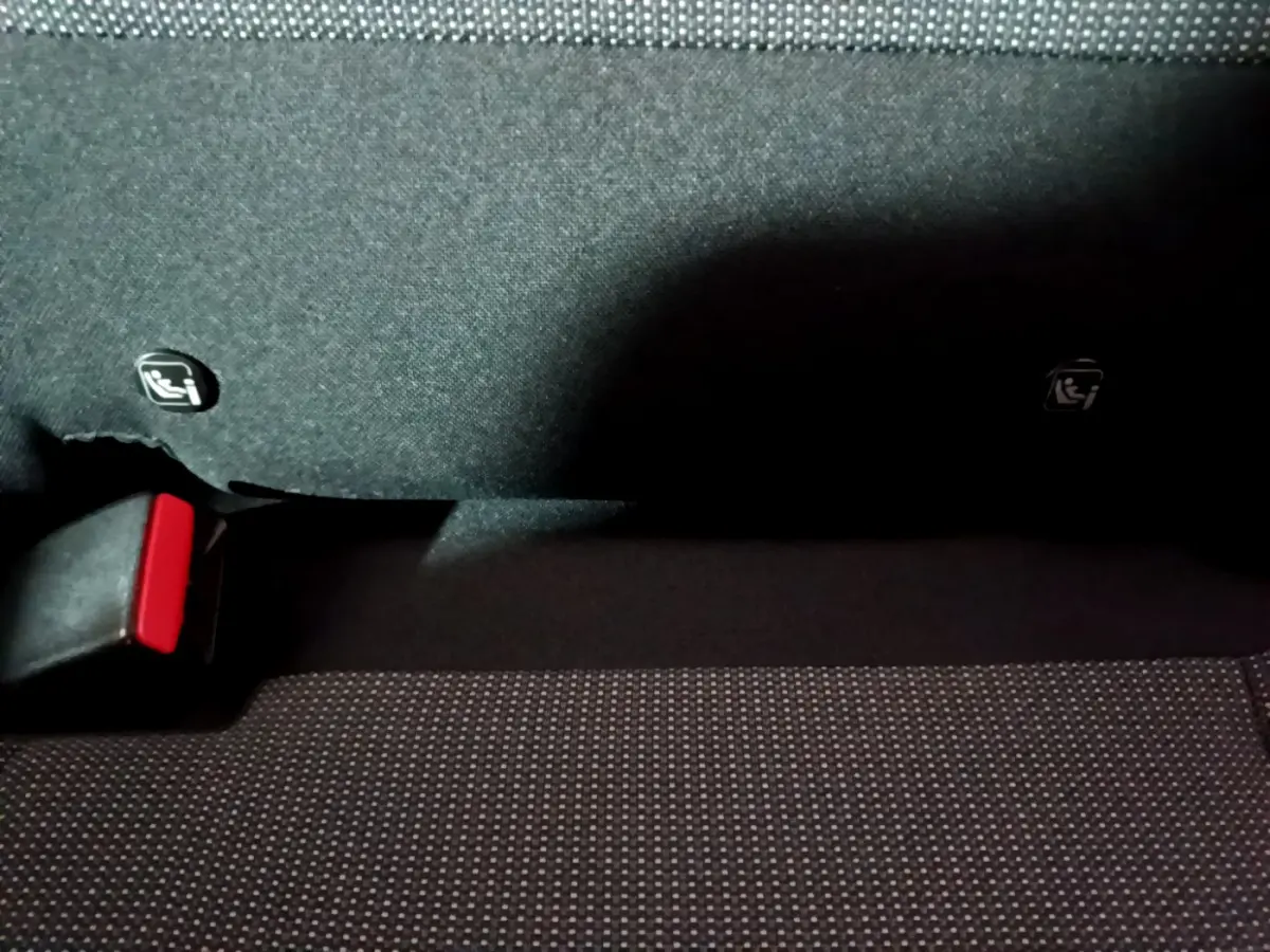Gros plan sur la banquette arrière noire du Citroën C3 Aircross avec fixation Isofix et boucle de ceinture rouge.