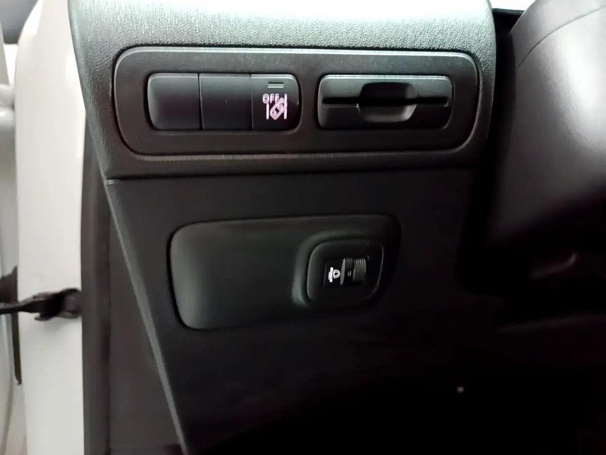 Vue rapprochée des commandes noires côté gauche du tableau de bord du Citroën C3 Aircross blanc de 2019.