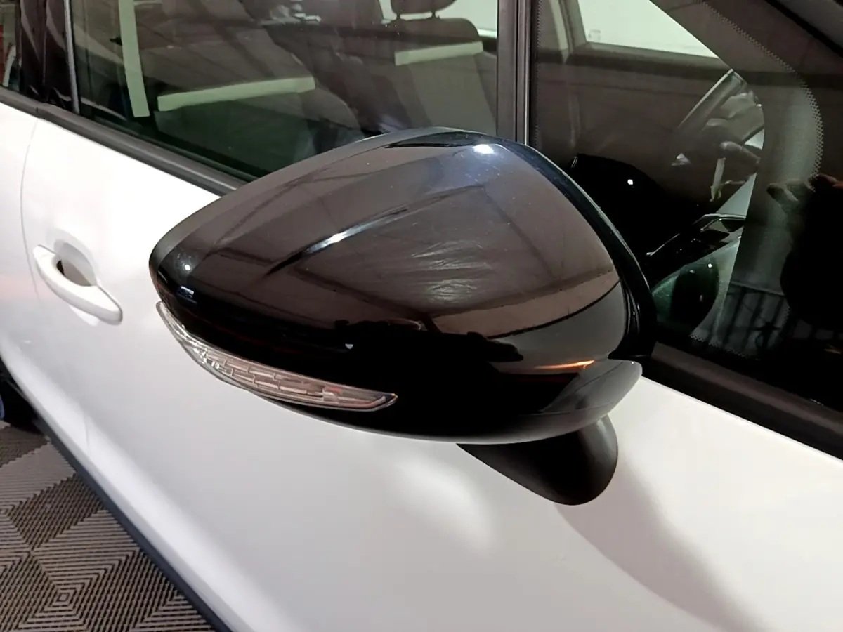 Rétroviseur droit noir avec clignotant intégré sur porte blanche d’un Citroën C3 Aircross 2019.