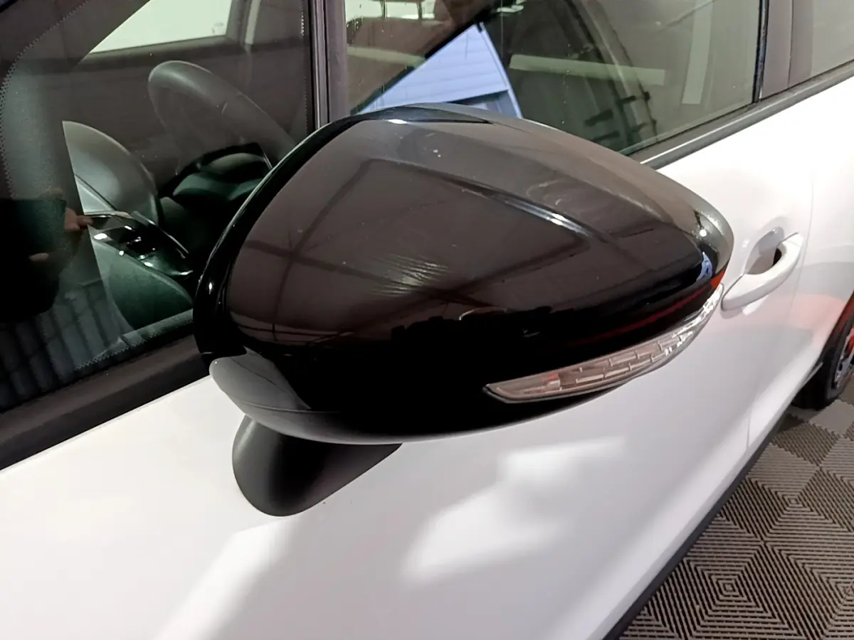 Rétroviseur noir côté gauche de la Citroën C3 Aircross blanc, avec clignotant intégré visible de près.