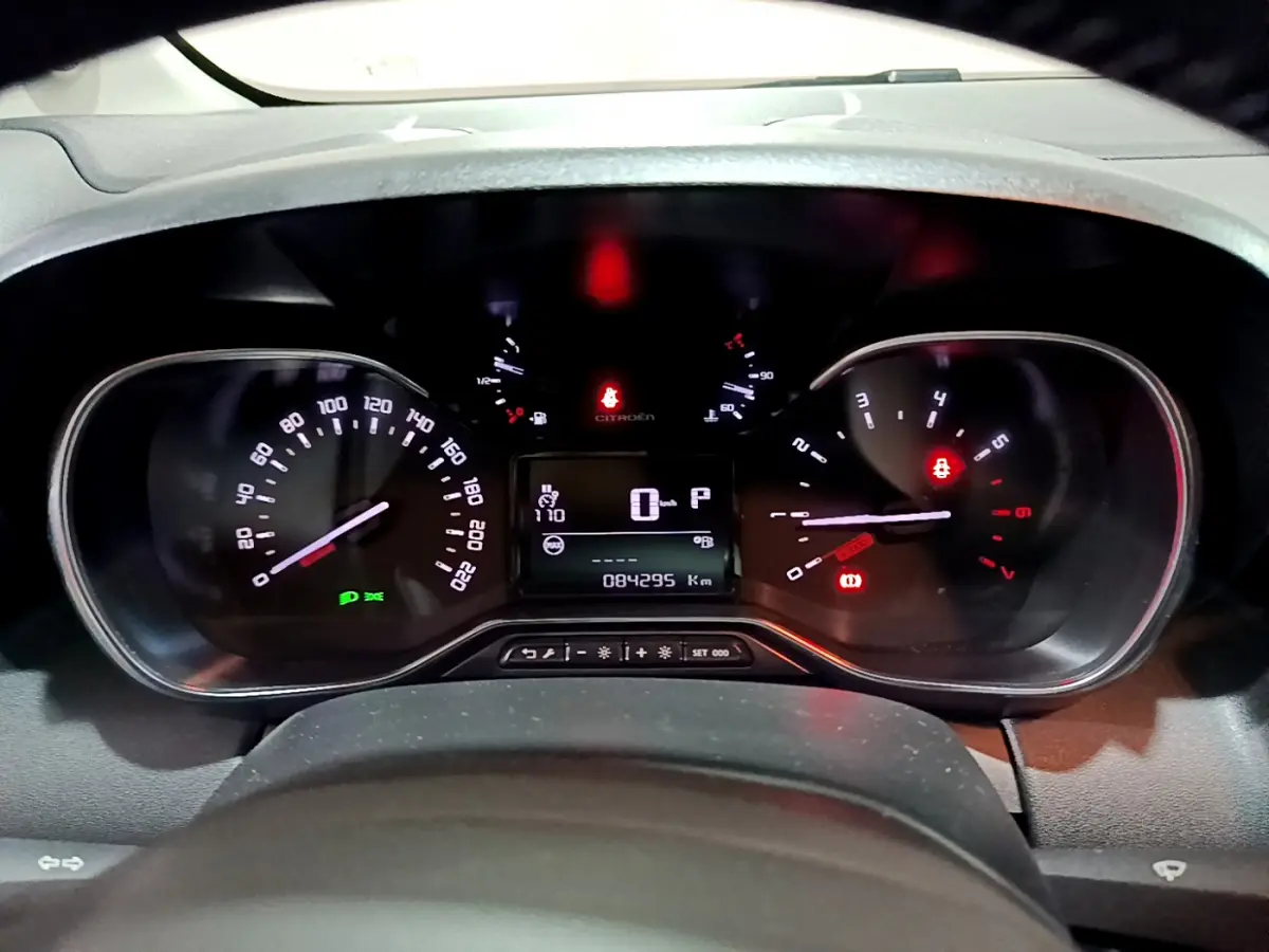 Tableau de bord de Citroën C3 Aircross blanc, vue frontale sur compteurs analogiques et écran digital central.