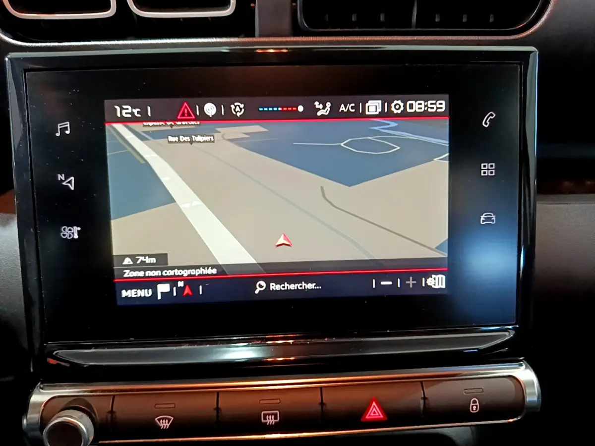 Écran tactile central affichant la navigation dans l’habitacle du Citroën C3 Aircross blanc, vue rapprochée.