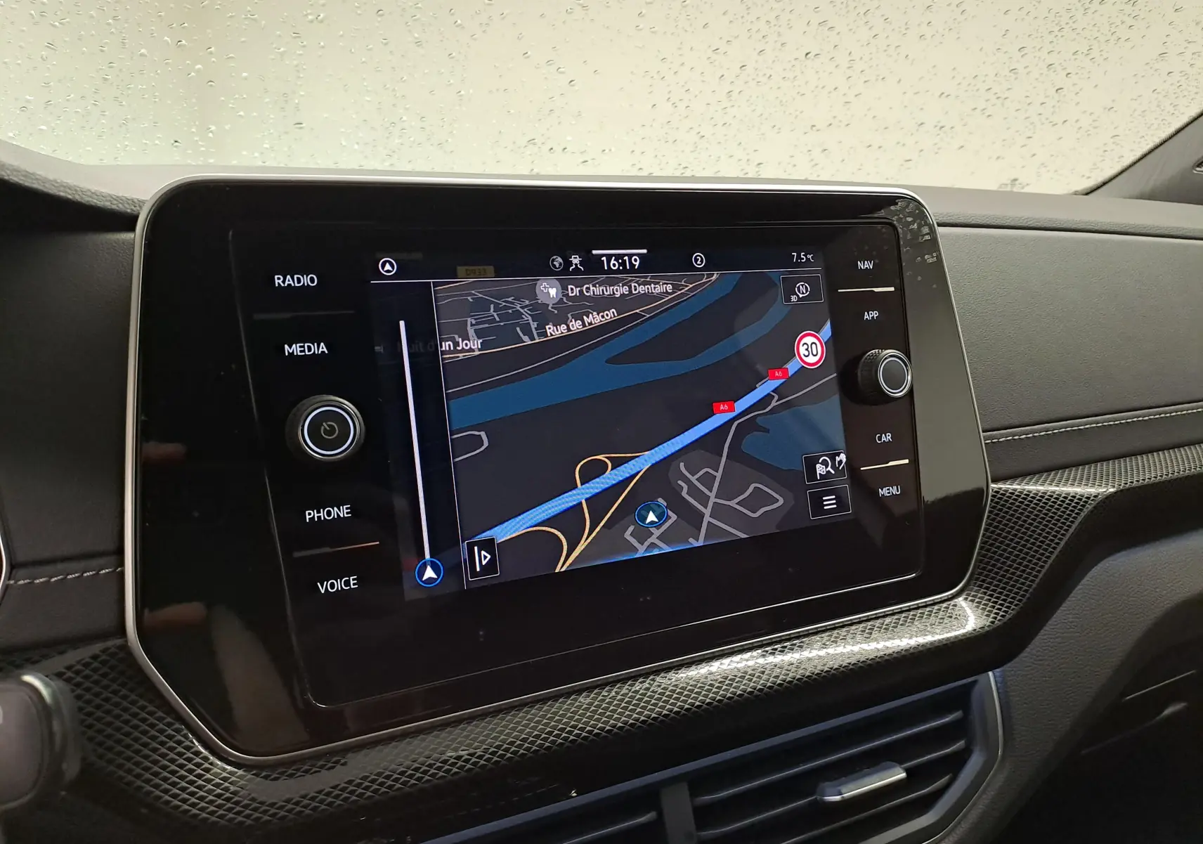 Écran tactile central du Volkswagen T-Cross 2025 R-Line Edition avec navigation affichée, vue intérieure côté passager.