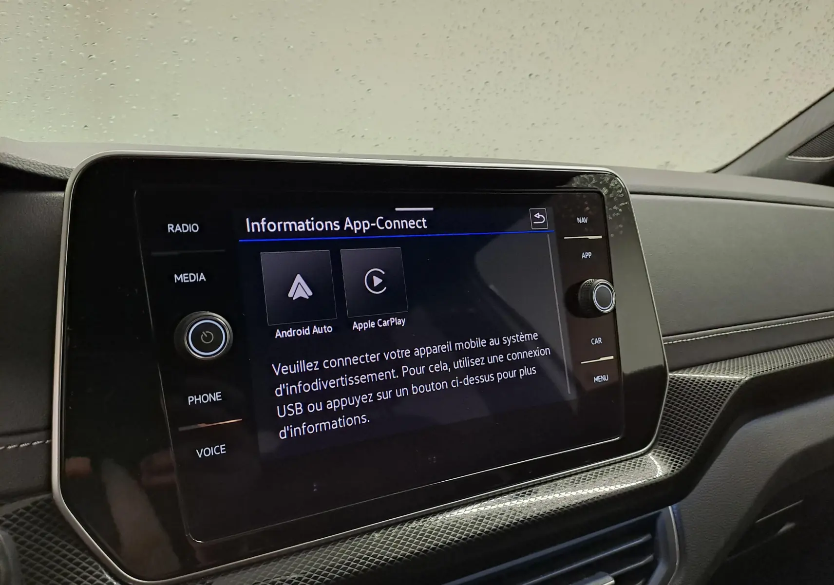 Vue intérieure du tableau de bord du Volkswagen T-Cross 2025 R-Line Edition, écran tactile affichant Android Auto et Apple CarPlay.
