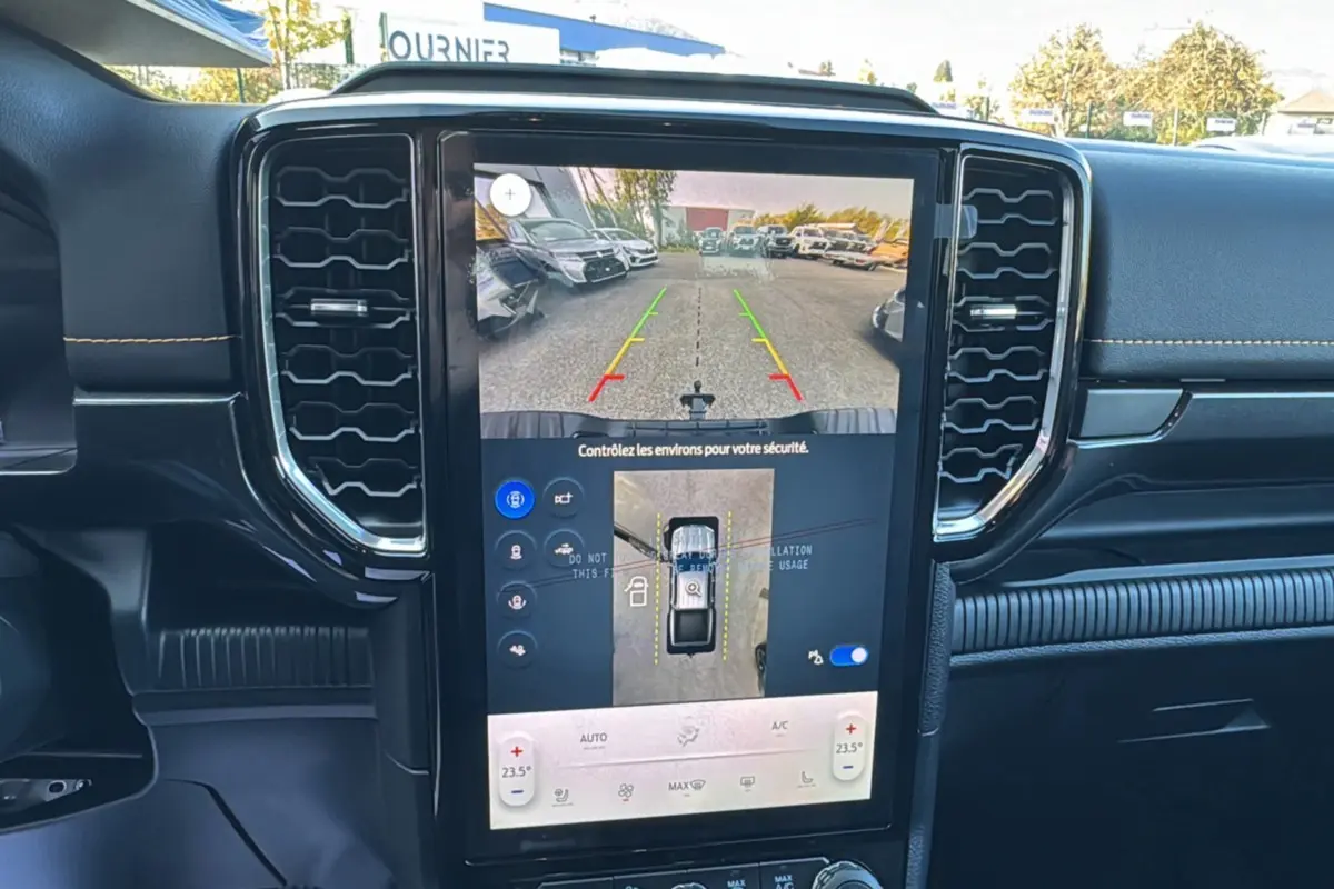 Vue intérieure centrée sur l’écran tactile du Ford Ranger gris iconic 2025 affichant la caméra 360° et recul.