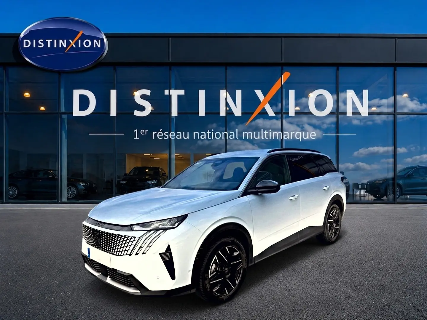 Peugeot 5008 Hybrid 145 allure e-dcs6 blanc vue 3/4 avant droit avec jantes alu et toit noir.