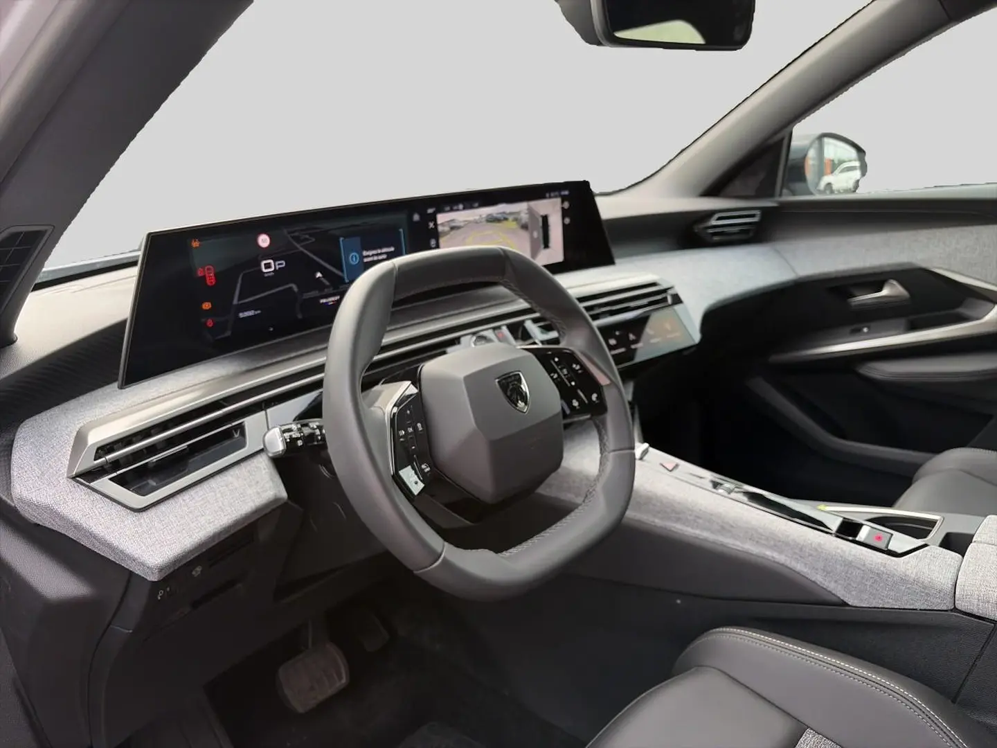 Intérieur Peugeot 5008 Hybrid 2025 vu côté conducteur, volant cuir, tableau de bord numérique et habillage gris clair.