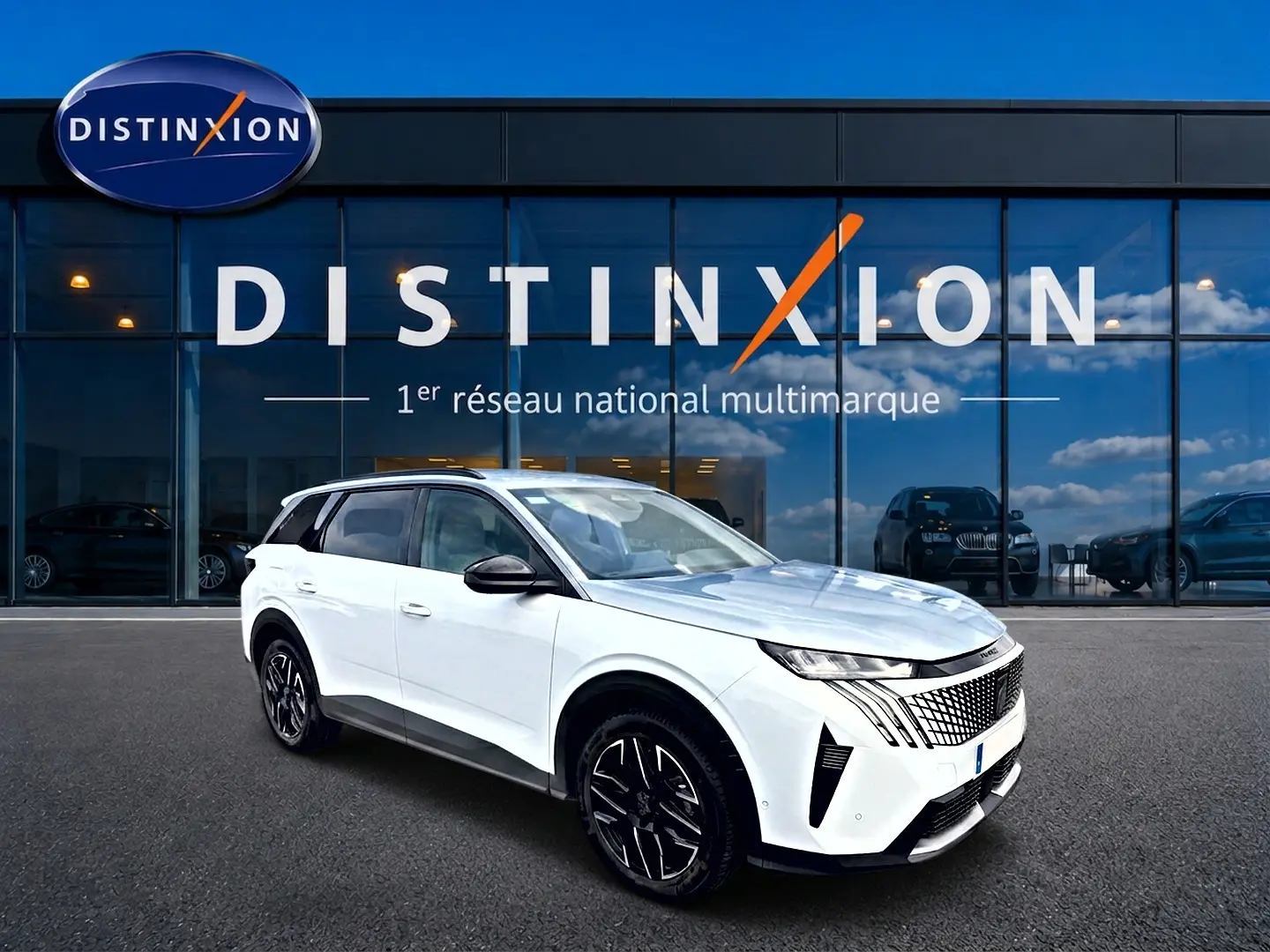 Peugeot 5008 Hybrid 145 allure blanc vue 3/4 avant avec calandre distinctive et jantes noires.