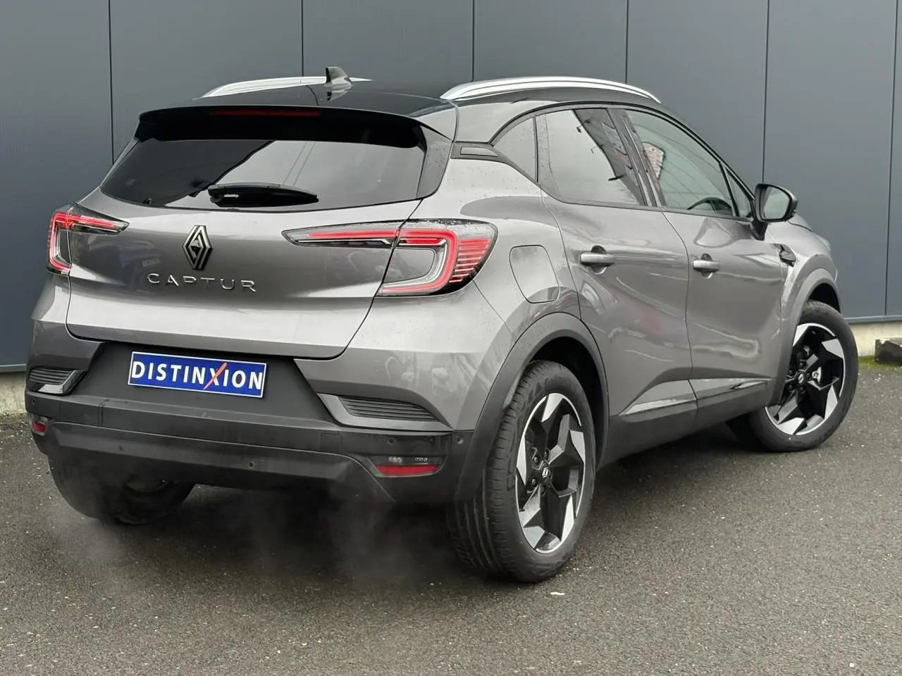Vue 3/4 arrière droite du Renault Captur TCE 100 Techno gris Cassiopée avec toit noir et jantes alu 18 pouces diamantées.