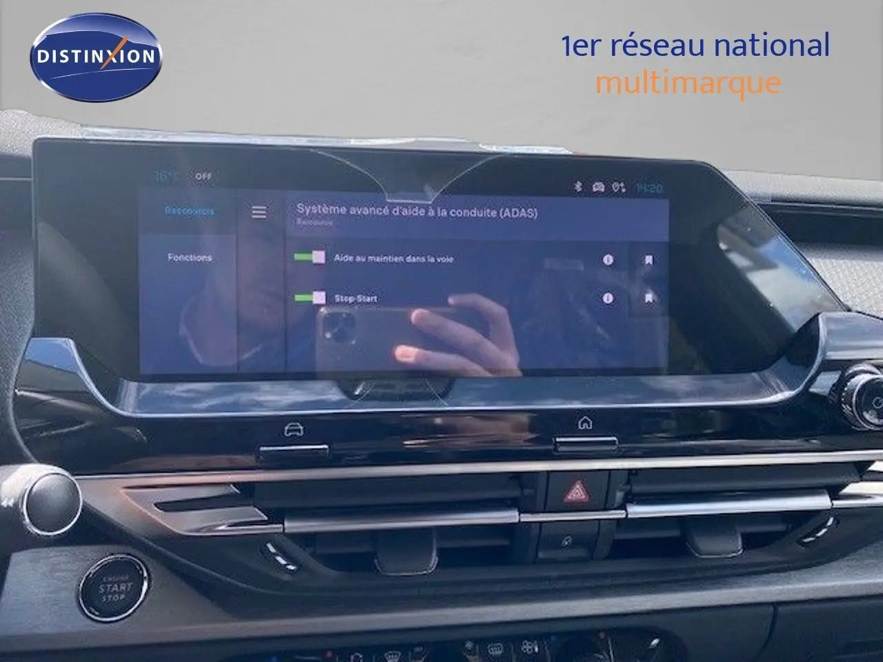 Écran tactile central affichant le système d'aide à la conduite dans l'habitacle d'une Citroën C5 X gris thorium.