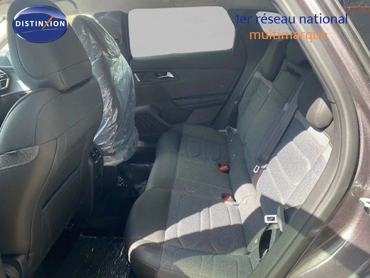 Vue intérieure côté droit sur les sièges arrière en tissu et cuir gris du Citroën C5 X 2023 finition Feel Pack