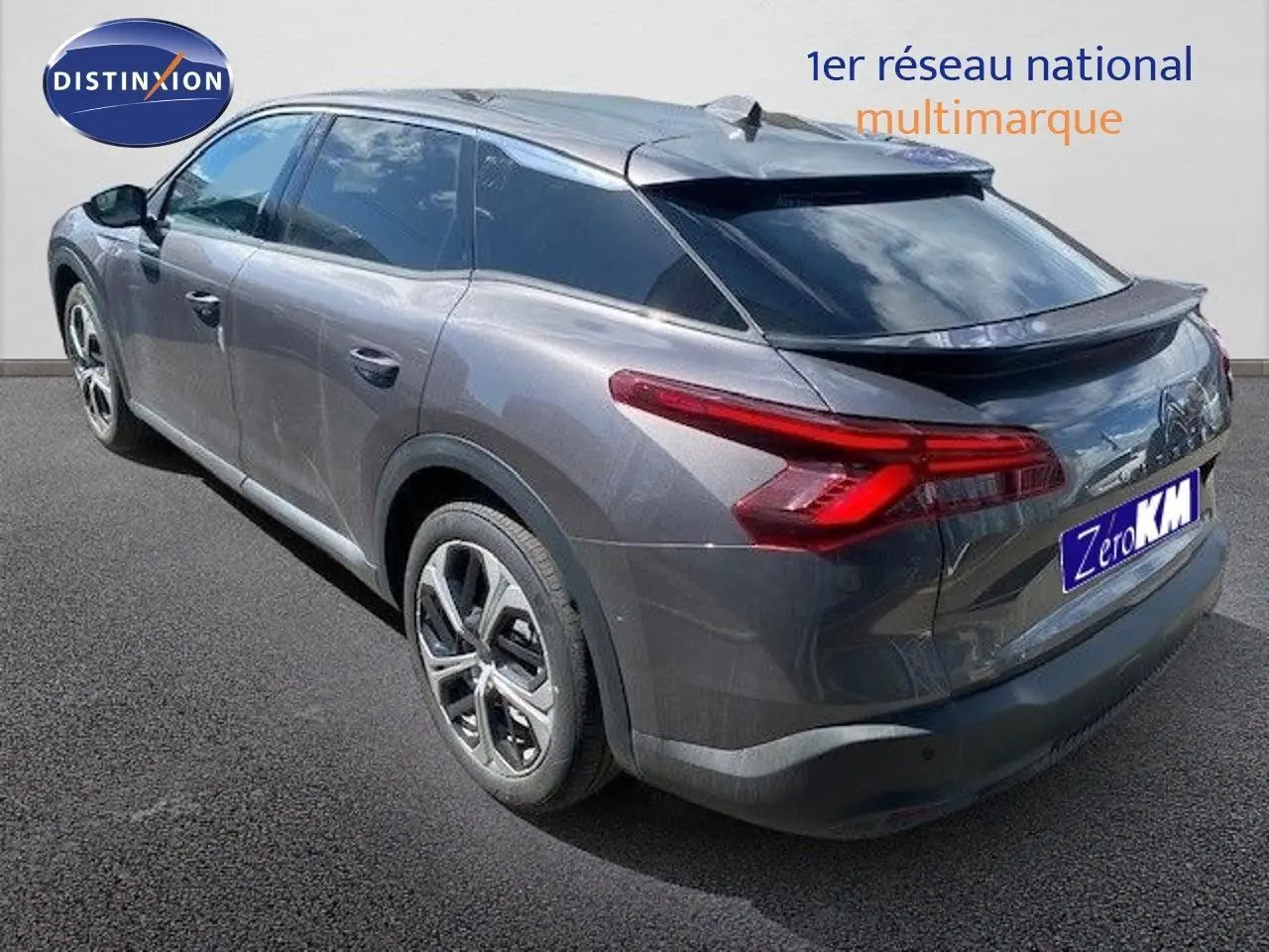 Vue 3/4 arrière droite d'une Citroën C5 X gris thorium métal avec feux arrière LED et jantes alliage 19 pouces.