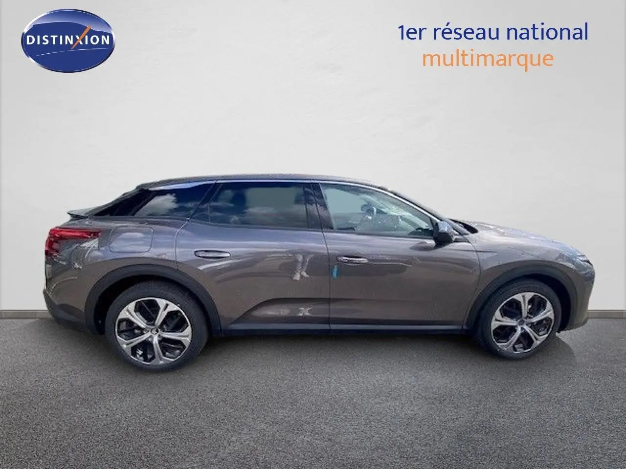 Profil côté droit d'une Citroën C5 X gris thorium metal 2023, avec jantes alliage et toit noir contrasté.