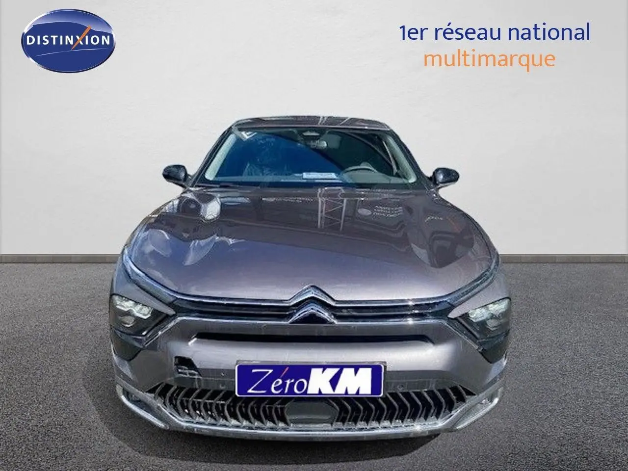 Vue frontale d'une Citroën C5 X gris thorium métal 2023 avec calandre distinctive et phares LED intégrés.