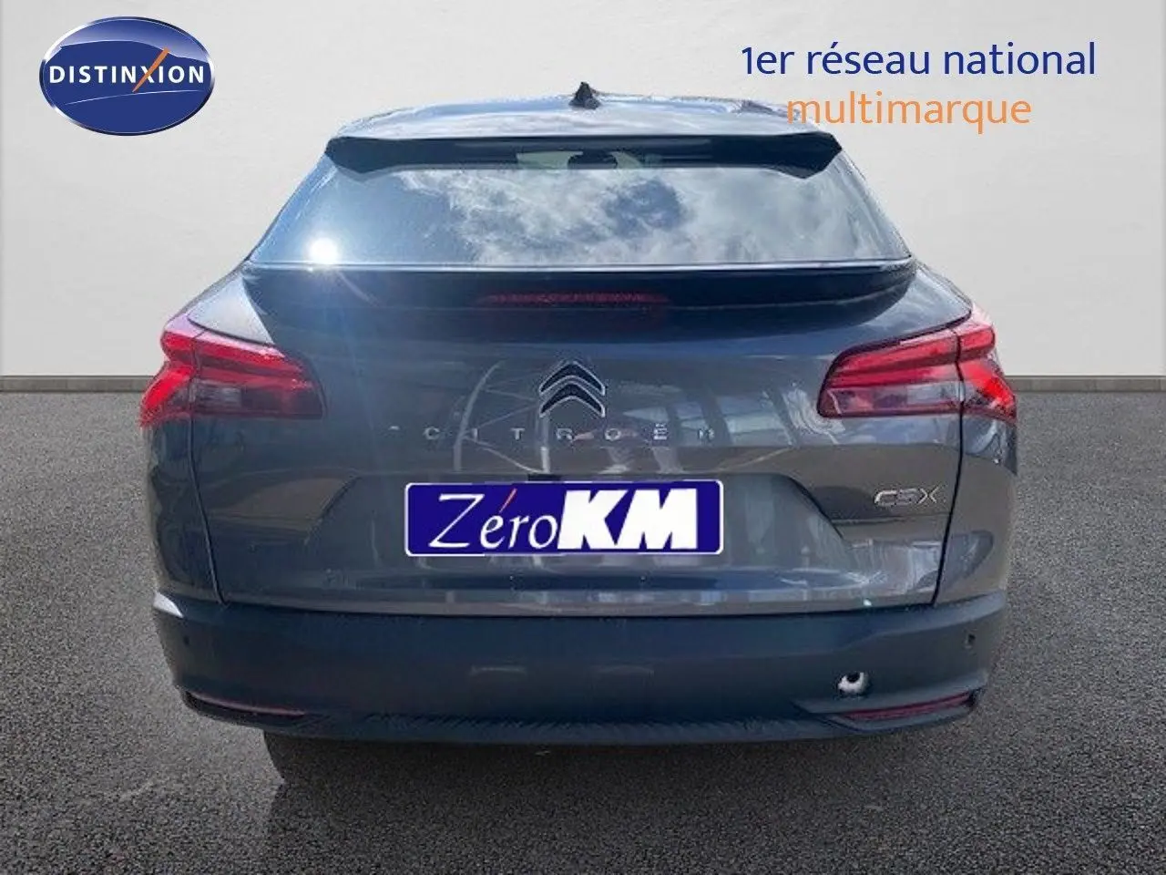 Vue arrière d'une Citroën C5 X gris thorium métal 2023 avec feux rouges et logo distinctif au centre.