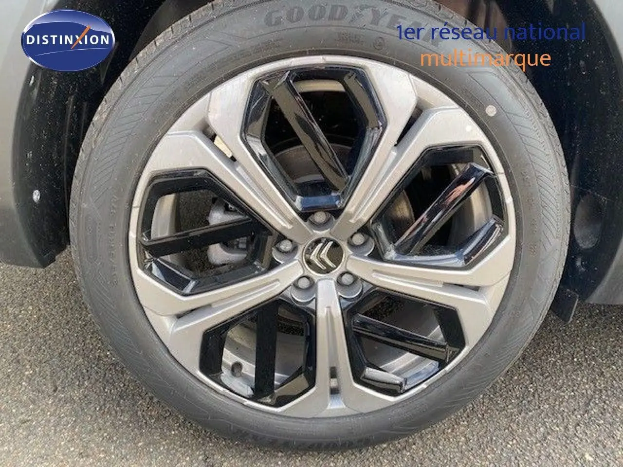 Vue latérale gauche d'une Citroën C5 X gris Thorium Metal de 2023 avec jantes alliage et pneus Goodyear visibles.