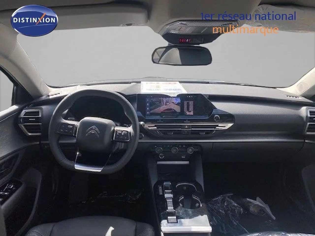 Intérieur de la Citroën C5 X 2023 avec tableau de bord moderne et écran central, finition cuir gris.