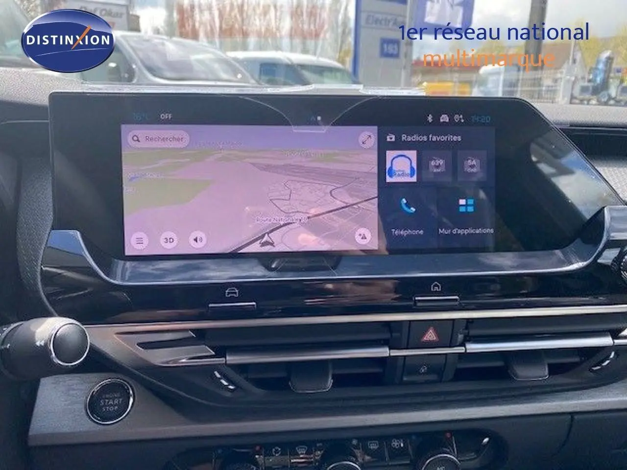 Tableau de bord de Citroën C5 X gris Thorium 2023 avec écran tactile affichant navigation et applications.