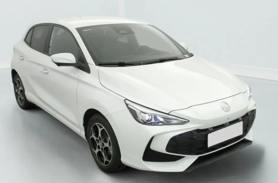 MG3 1.5 L Hybrid+ 195 CH Luxury blanc Dover White en 3/4 avant, avec phares LED allumés et jantes noires stylisées.