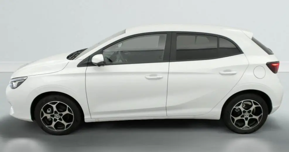 Profil côté gauche de la MG3 1.5 L HYBRID+ 195 CH LUXURY 2025 en blanc Dover avec jantes alliage au design moderne.