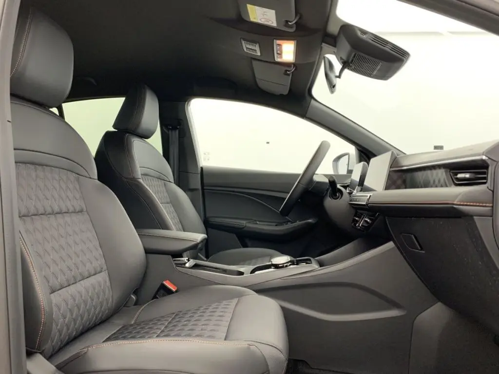 Vue latérale intérieure côté conducteur du MG3 2025 avec sièges en cuir noir matelassé et tableau de bord moderne.