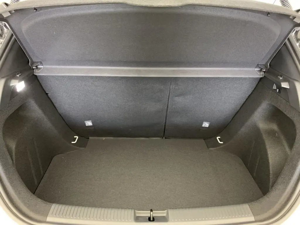 Coffre ouvert de la MG MOTOR MG3 1.5 L HYBRID+ 195 CH LUXURY en Dover White, montrant un espace de chargement propre et spacieux.