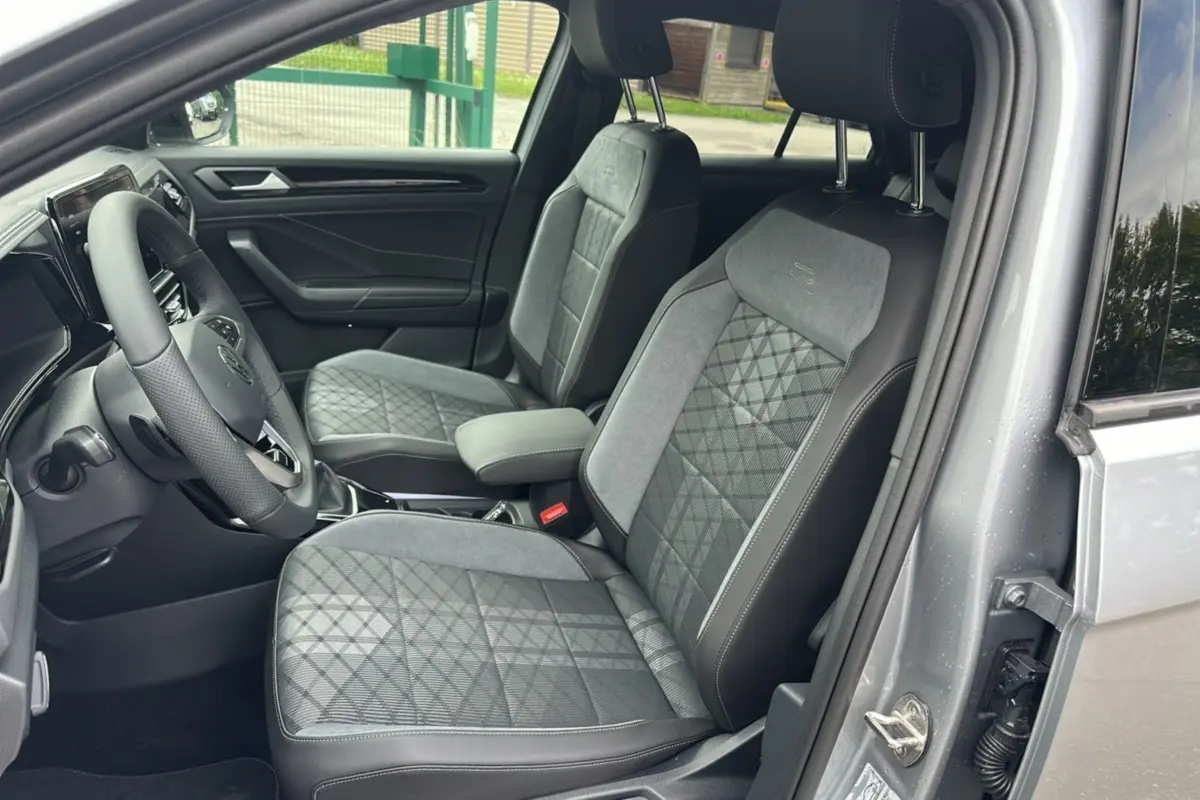 Intérieur du Volkswagen T-Roc TDI 150 DSG7 R-Line Black 2025, sièges avant en tissu gris et cuir noir, vue côté conducteur.