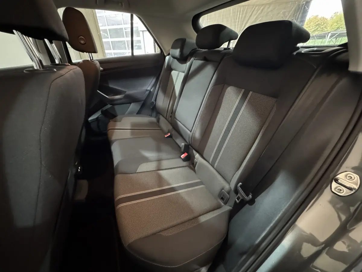 Vue intérieure côté droit sur la banquette arrière grise du Volkswagen T-Roc 1.6 TDI 115 Lounge Business 2021.