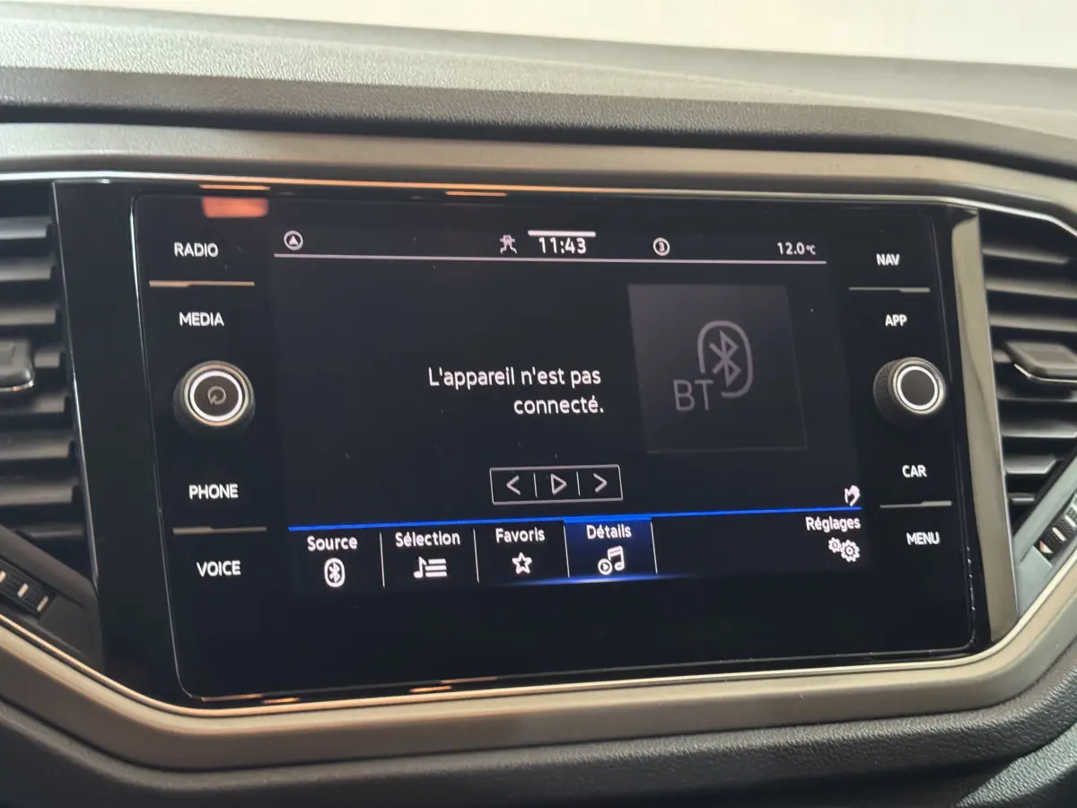 Écran tactile central du tableau de bord du Volkswagen T-Roc gris foncé, affichant le menu Bluetooth non connecté.