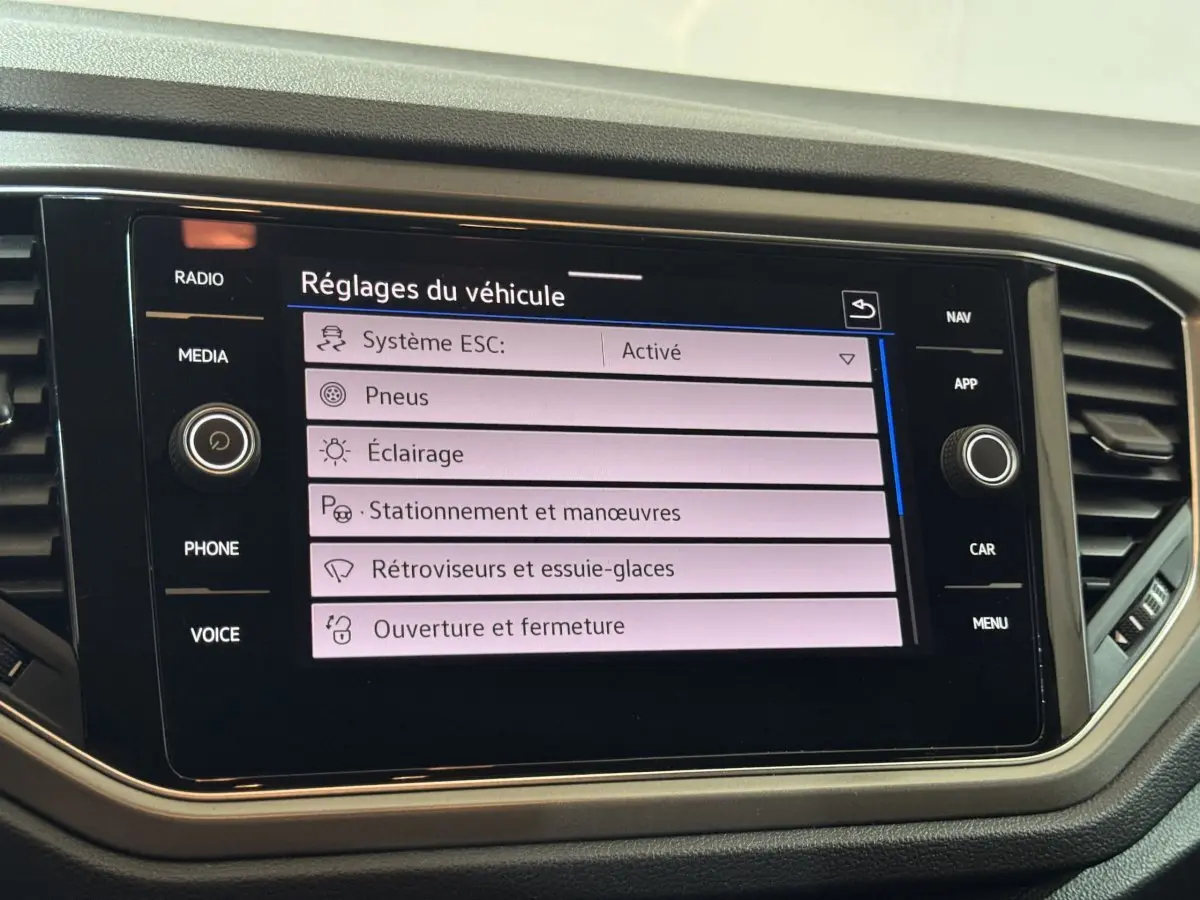 Écran tactile central affichant les réglages du véhicule dans l'habitacle du Volkswagen T-Roc 1.6 TDI gris foncé.