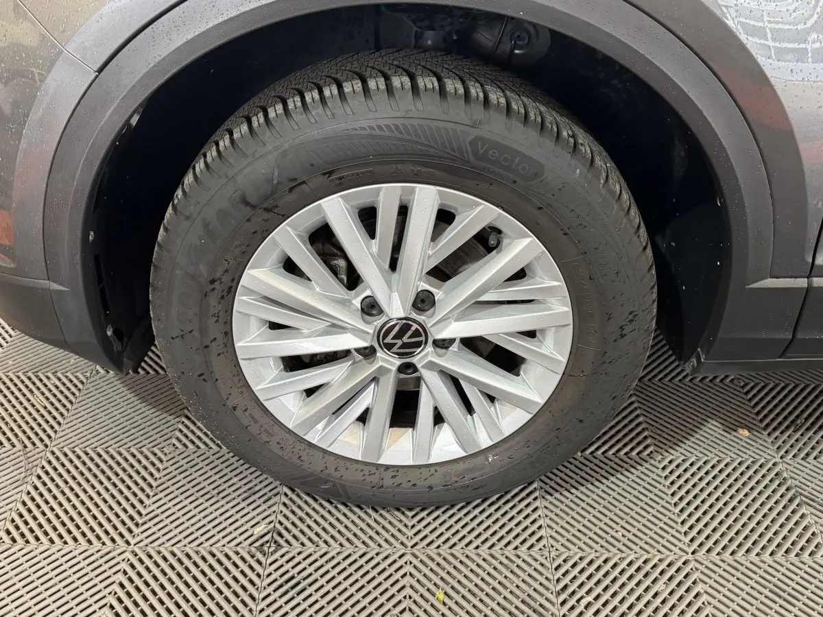 Gros plan sur la roue avant droite gris foncé du Volkswagen T-Roc 1.6 TDI 115 Lounge Business avec jante alliage multi-branches.