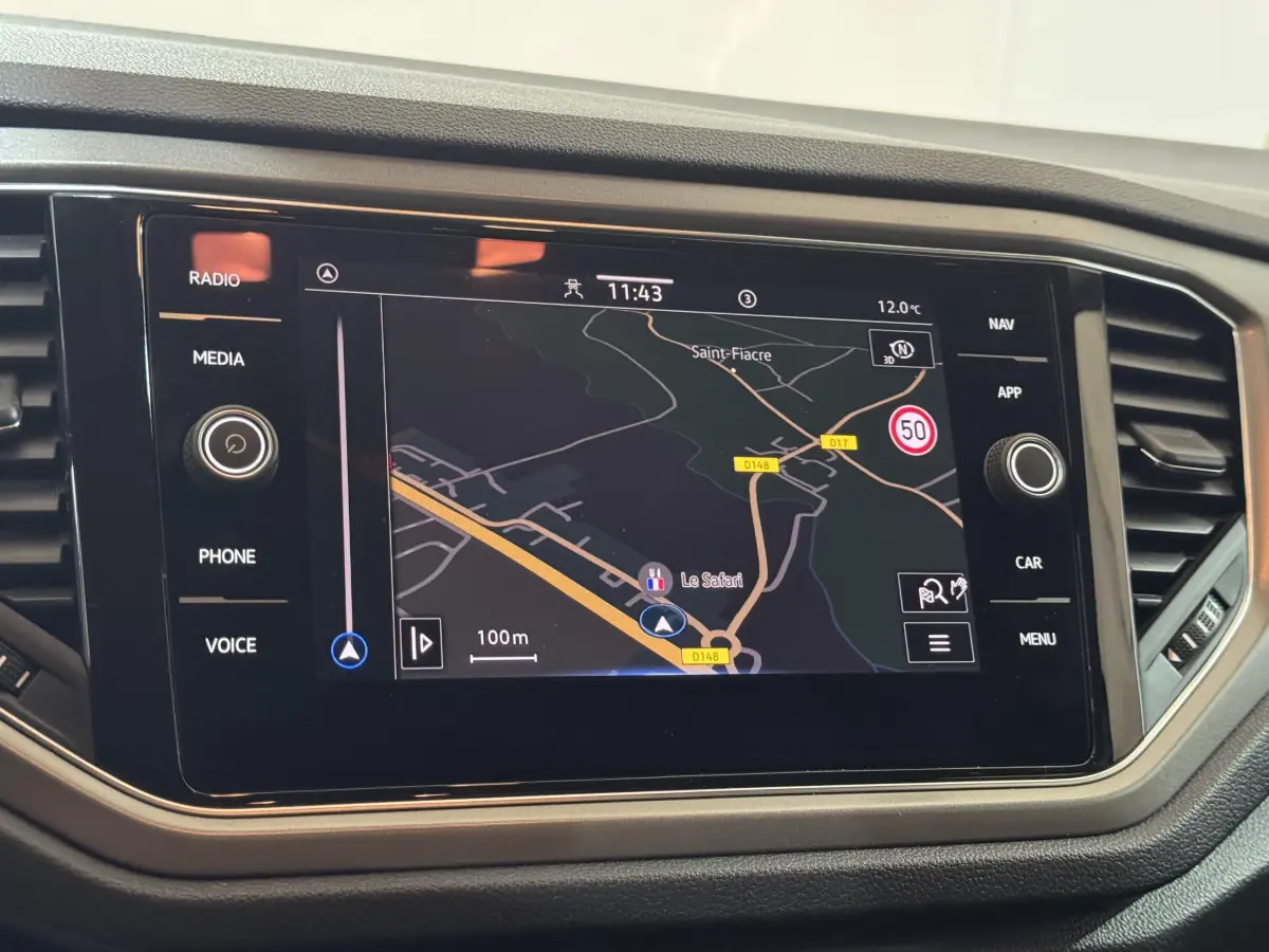 Écran tactile central du tableau de bord du Volkswagen T-Roc gris foncé, affichant la navigation GPS.