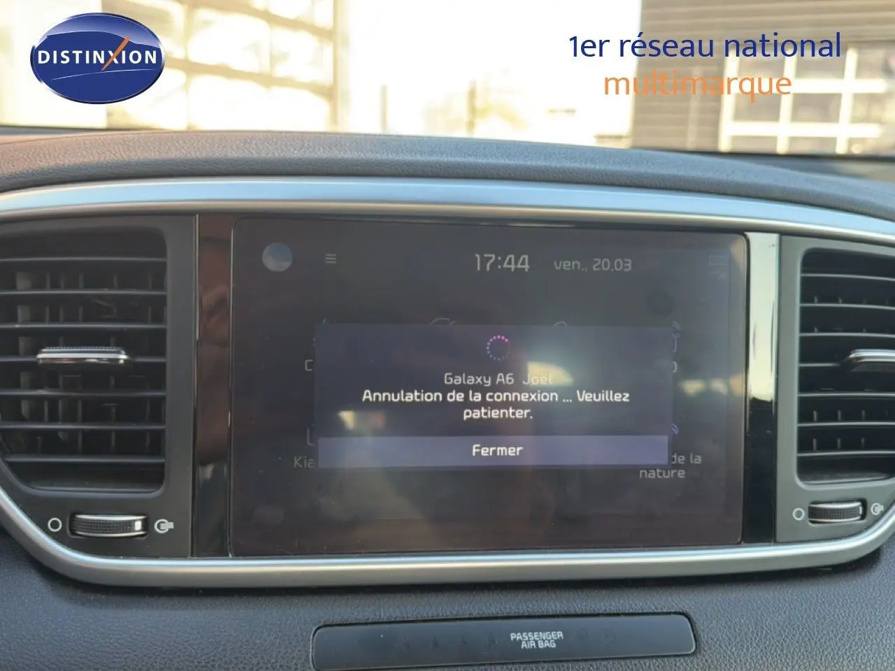 Écran tactile central du tableau de bord du Kia Sportage 2021, affichant un message de connexion annulée.