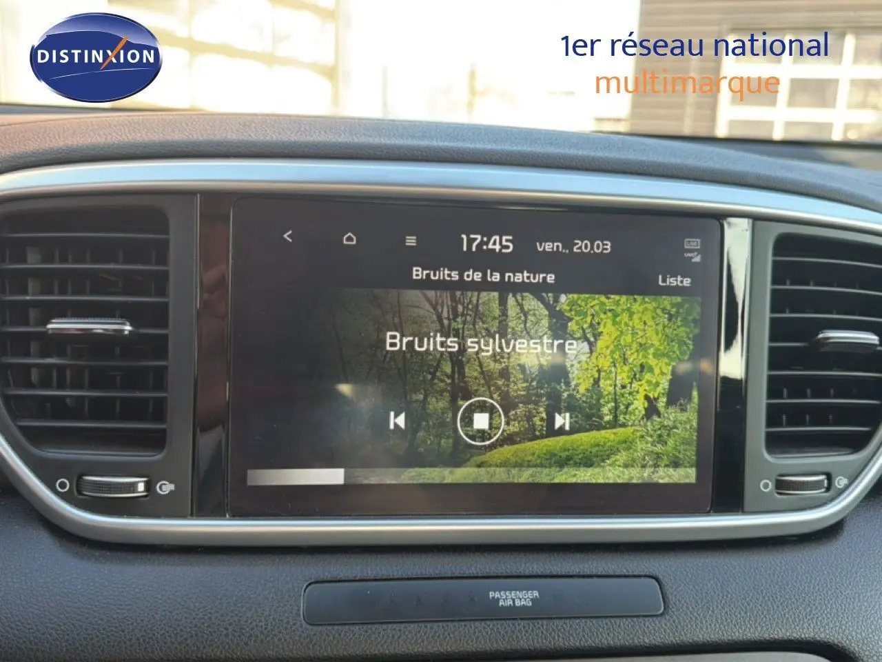 Écran central tactile du tableau de bord du Kia Sportage 2021, affichant une ambiance sonore nature "Bruits sylvestre".