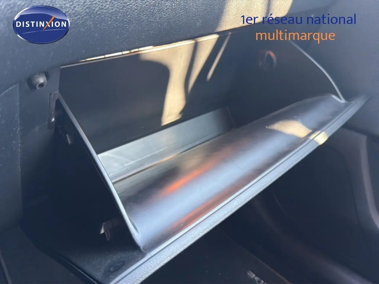 Vue intérieure du vide-poche côté passager du Kia Sportage blanc nacré 2021, version 1.6 CRDI MHEV.