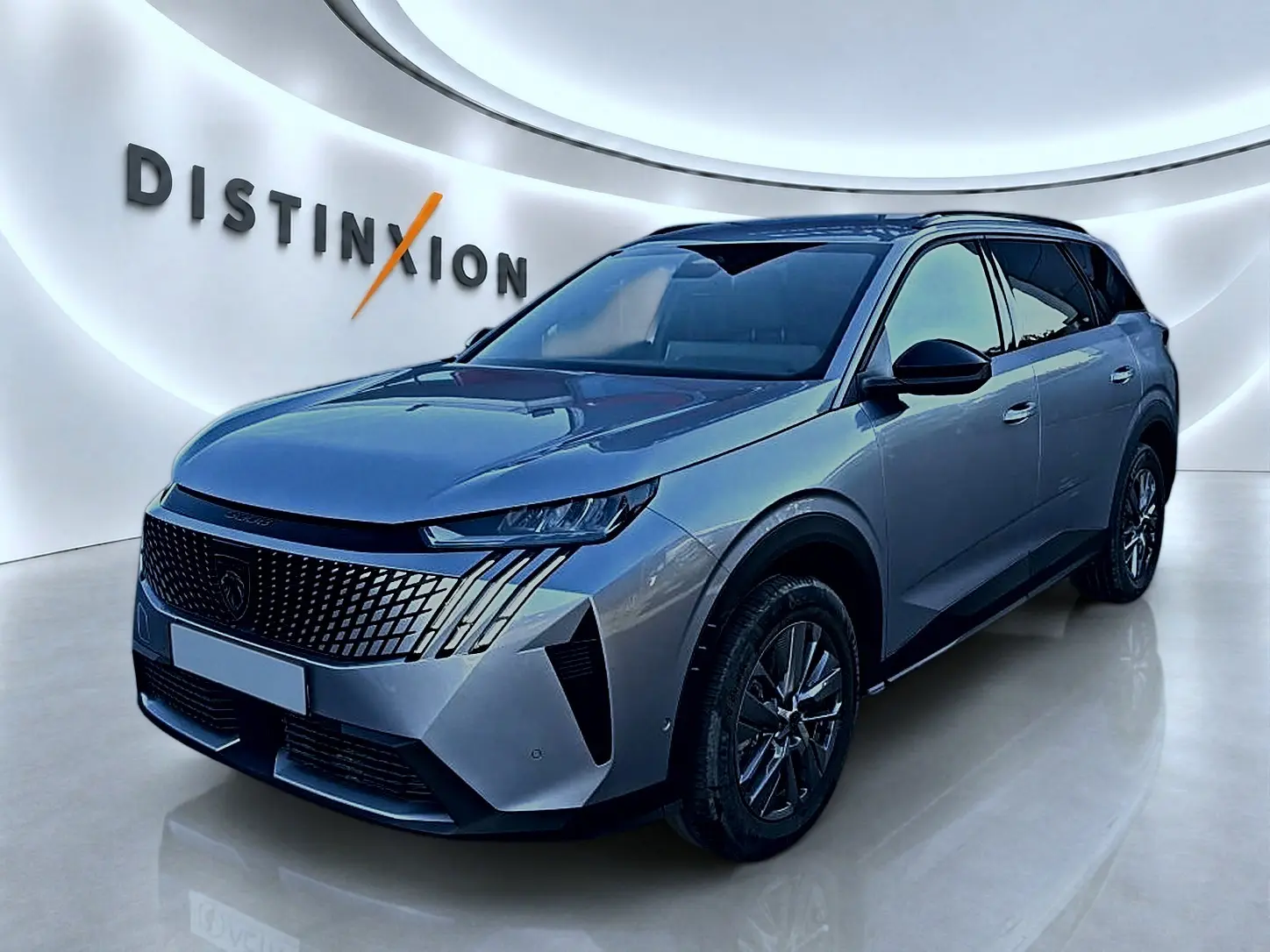 Peugeot 5008 Hybrid 145 allure e-dcs6 gris artense en 3/4 avant droit, avec calandre distinctive et jantes alu.