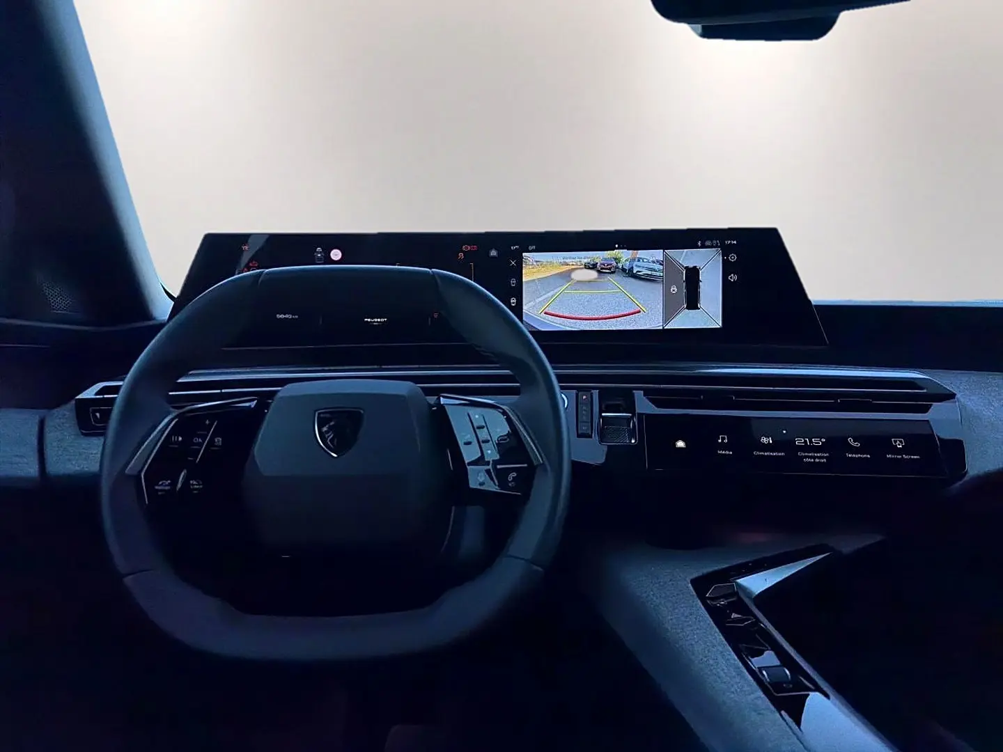 Vue intérieure du tableau de bord et volant noir d'un Peugeot 5008 Hybrid 145 allure e-dcs6 avec écran tactile et affichage numérique.