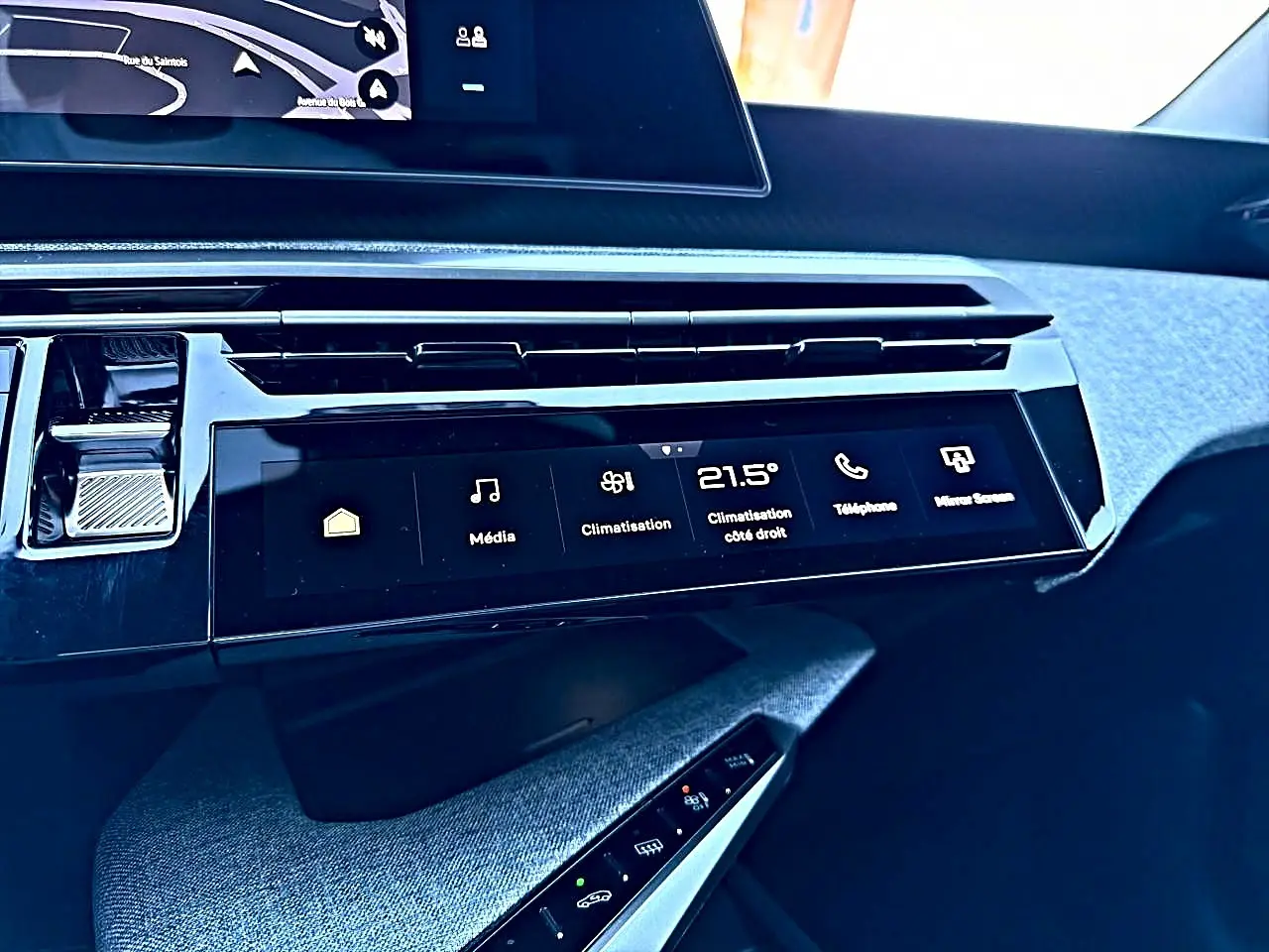 Vue rapprochée de la console centrale du Peugeot 5008 Hybrid 145 allure e-dcs6 2025, avec écran tactile et finition tissu grise.