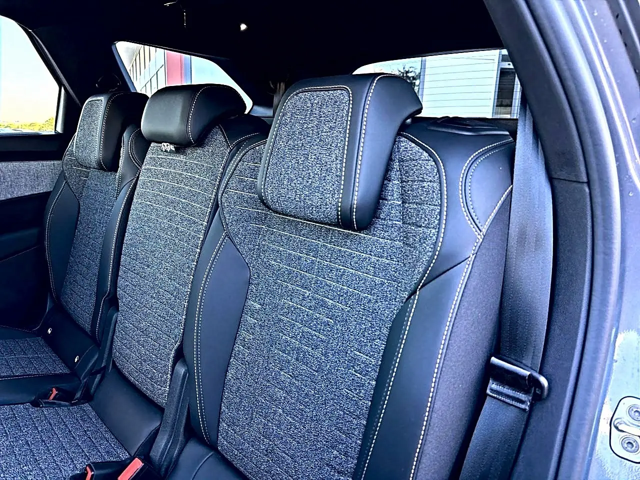 Vue intérieure côté droit sur les sièges arrière gris tissu et cuir du Peugeot 5008 Hybrid 145 allure e-dcs6 2025.
