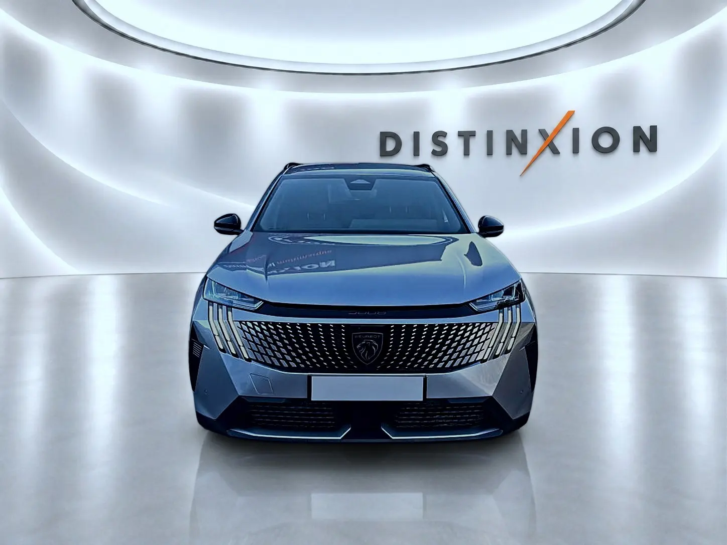 Vue frontale d'un Peugeot 5008 Hybrid 145 allure e-dcs6 gris artense avec calandre distinctive et éclairage LED.