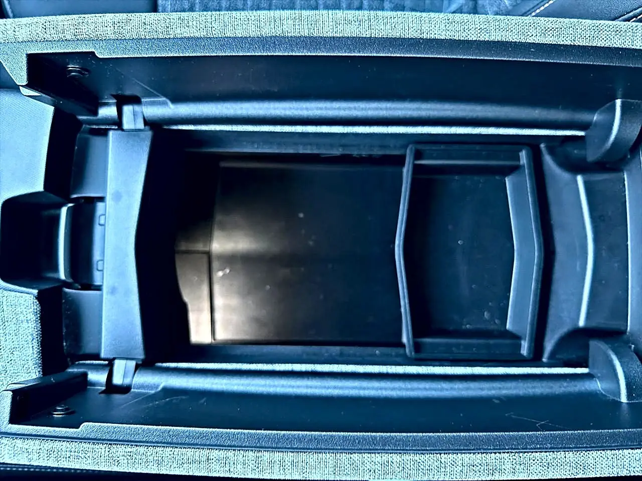 Vue rapprochée de la boîte à gants ouverte du Peugeot 5008 Hybrid 145 allure e-dcs6, intérieur noir.