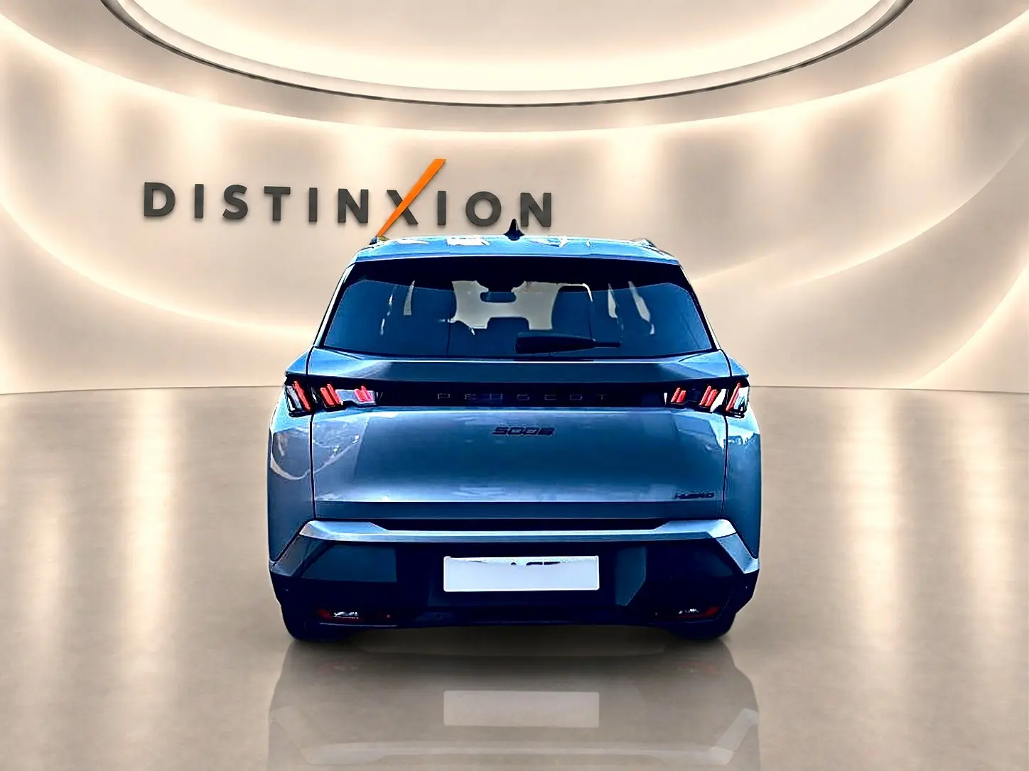Vue arrière d’un Peugeot 5008 Hybrid 145 allure e-dcs6 gris artense dans un showroom lumineux Distinxion.