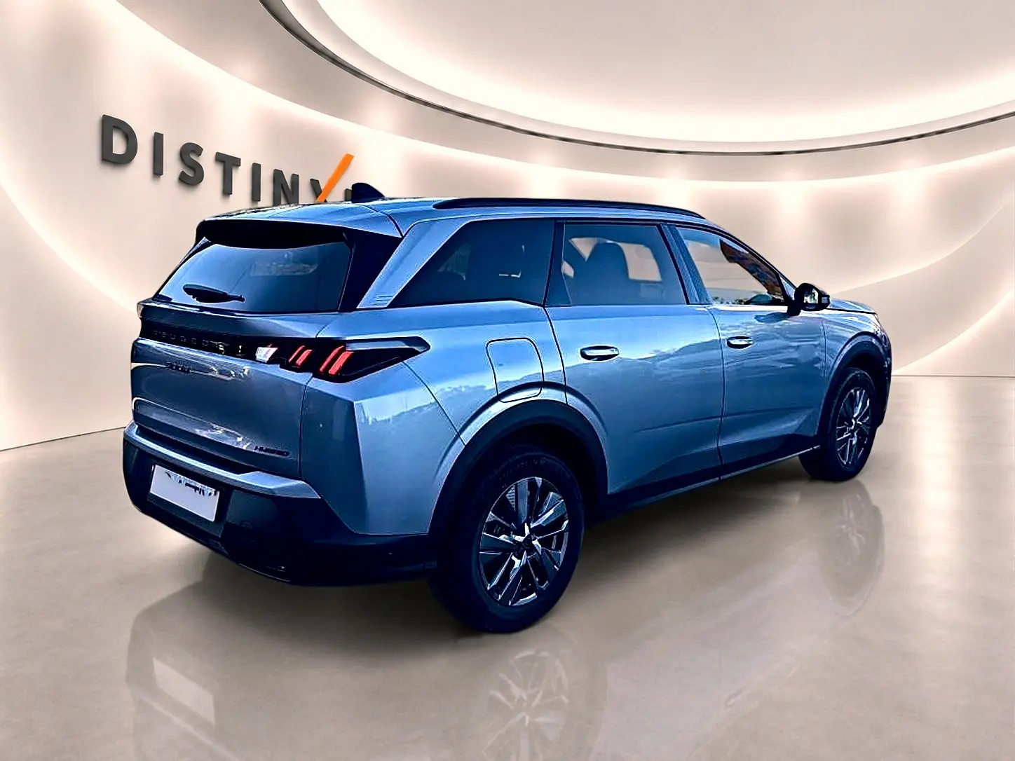 Peugeot 5008 Hybrid 145 allure gris artense en 3/4 arrière droit, avec feux arrière LED et jantes alu.