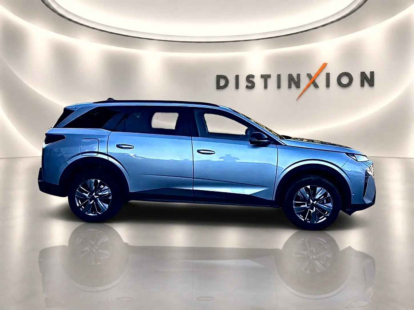 Profil droit du Peugeot 5008 Hybrid 145 allure e-dcs6 gris Artense, avec jantes alu et toit noir en arrière-plan lumineux.