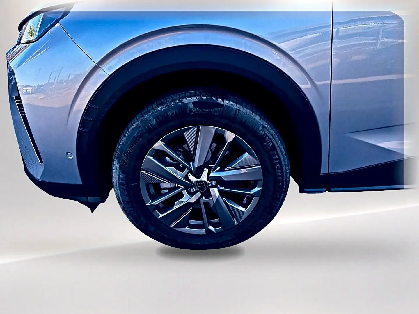 Gros plan sur la roue avant gauche gris artense du Peugeot 5008 Hybrid 145 allure e-dcs6 avec jante alu au design moderne.