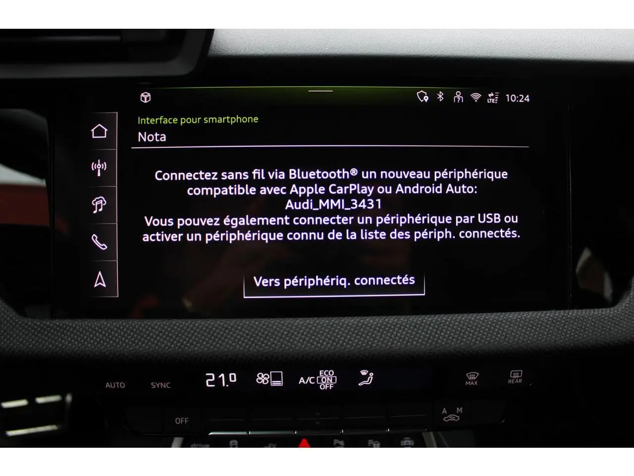 Écran tactile central de l’Audi A3 Sportback 2025 affichant la connexion smartphone via Bluetooth, intérieur noir.