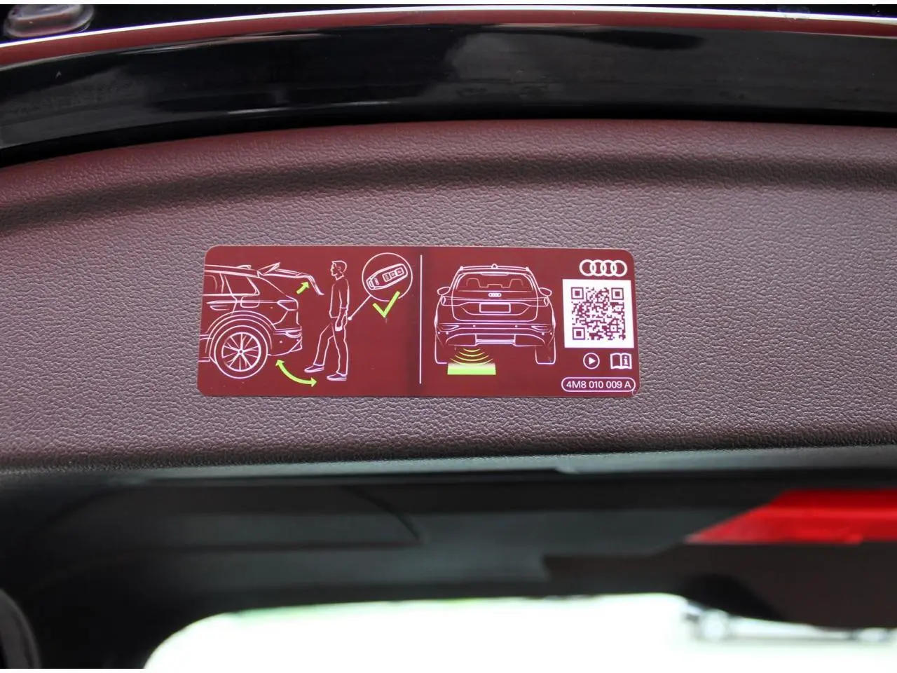 Vue intérieure du hayon ouvert d’une Audi A3 Sportback noir Mito Metal avec vignette explicative du hayon assisté électriquement.